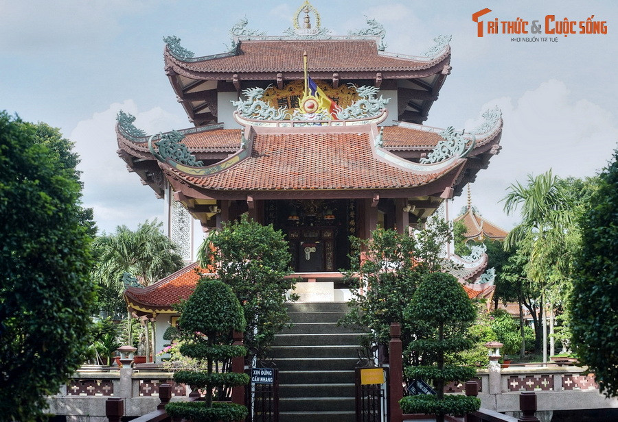 Ngôi chùa một cột này được đặt trên cột cao khoảng 12 mét, đúc vĩnh cửu bằng xi măng cốt thép. Mái chùa lợp ngói uốn cong như chùa Một Cột Hà Nội, nhưng thấp và nhỏ hơn.