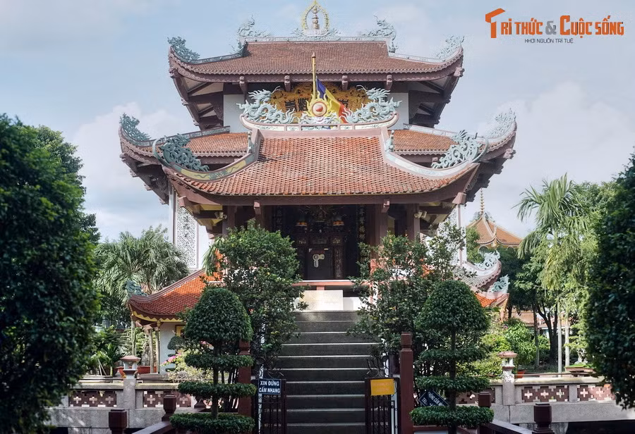 Ngôi chùa một cột này được đặt trên cột cao khoảng 12 mét, đúc vĩnh cửu bằng xi măng cốt thép. Mái chùa lợp ngói uốn cong như chùa Một Cột Hà Nội, nhưng thấp và nhỏ hơn.