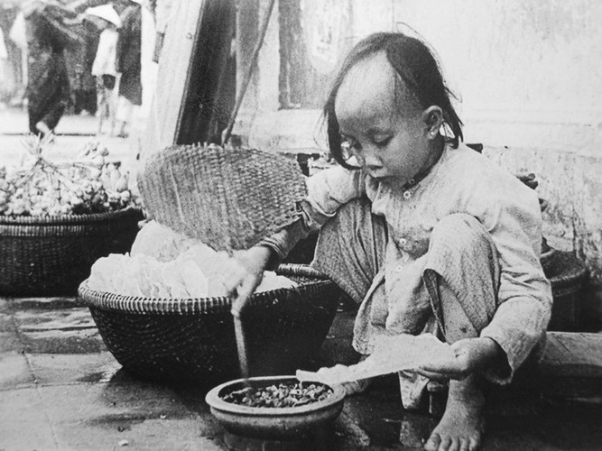 Bé gái nướng bánh đa.