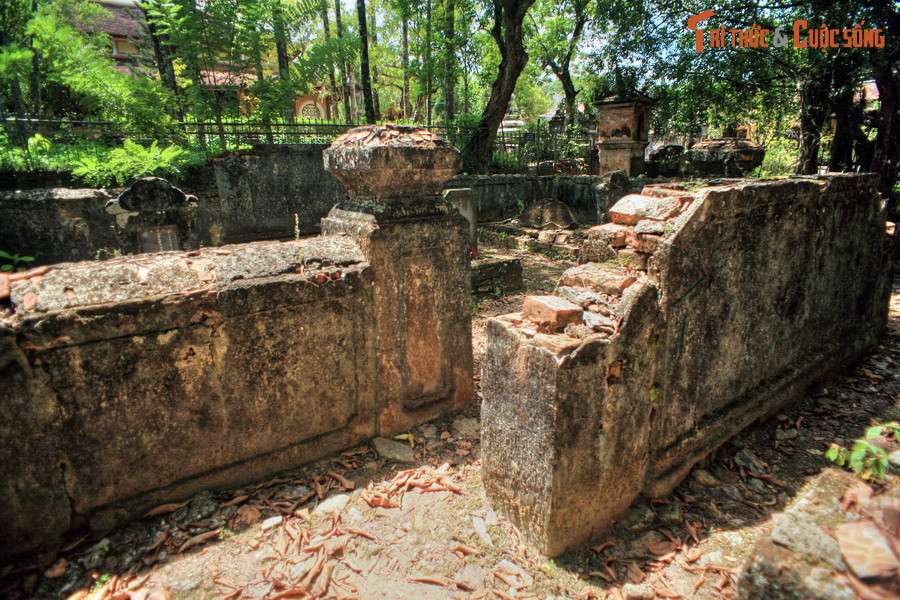 Theo thời gian, nhiều phần mộ trong khuôn viên chùa Từ Hiếu đã trở nên hoang phế, đổ nát.