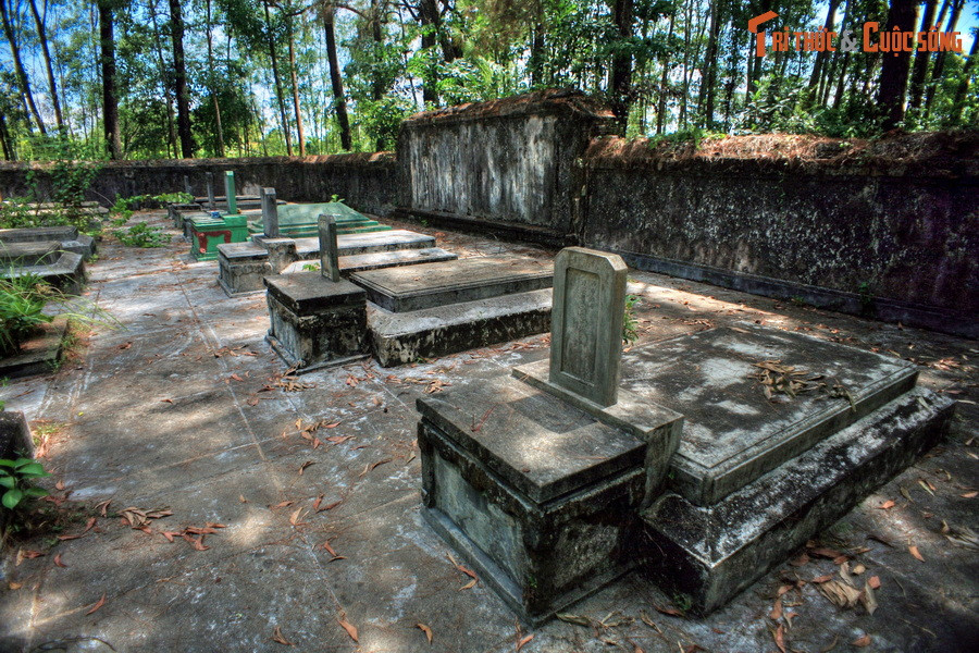 Khu mộ này nằm trong một mảnh đất hình chữ nhật có diện tích gần 1.000 m2. Số mộ đếm được là 25 ngôi, chia làm 3 dãy, xếp theo chức vụ của các quan thái giám thời xưa.