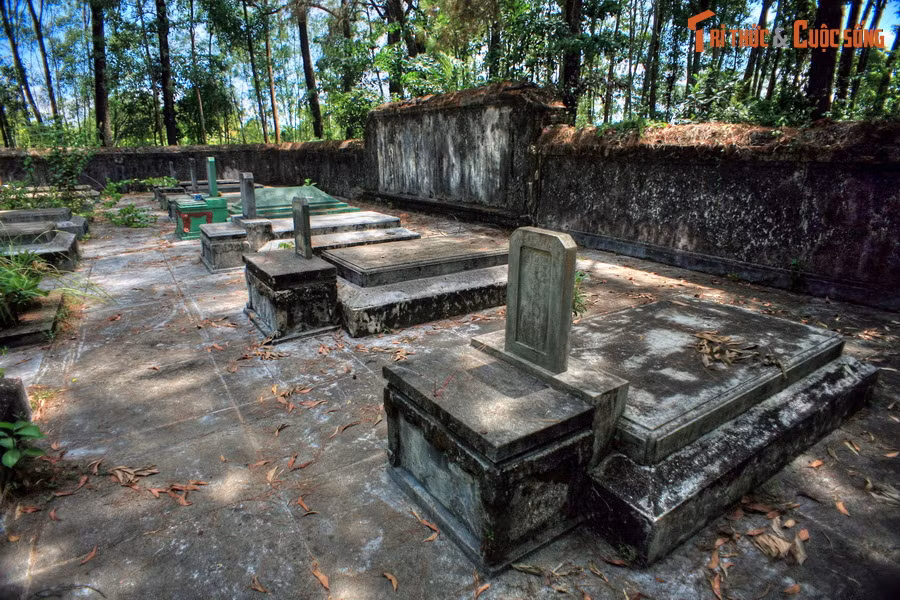 Khu mộ này nằm trong một mảnh đất hình chữ nhật có diện tích gần 1.000 m2. Số mộ đếm được là 25 ngôi, chia làm 3 dãy, xếp theo chức vụ của các quan thái giám thời xưa.