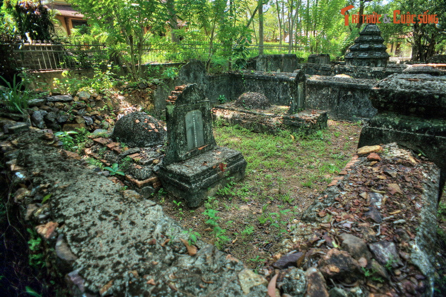 Theo lệ, hàng năm cứ đến rằm tháng 11, chùa Từ Hiếu lại tổ chức ngày giỗ chung để tưởng nhớ những người đã mất được chôn trong khuôn viên chùa, không phân biệt người đó mang thân phận gì lúc còn sống…