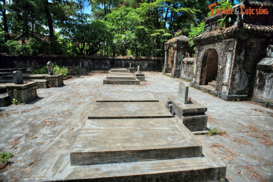 Theo các sử liệu, năm 1843, thái giám Châu Phước Năng đã đứng ra quyên góp tiền trùng tu chùa Từ Hiếu, lấy đó làm chốn an nghỉ cuối cùng. Đến năm 1893, nhiều thái giám tiếp tục đóng góp công đức. Từ đó, chùa Từ Hiếu dần trở thành nơi an nghỉ của các thái giám triều Nguyễn.