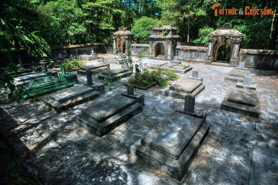 Ngoài tháp mộ của các nhà tu hành, chùa Từ Hiếu còn nổi tiếng với một khu mộ cổ rất đặc biệt, dành riêng cho các vị thái giám nhà Nguyễn.