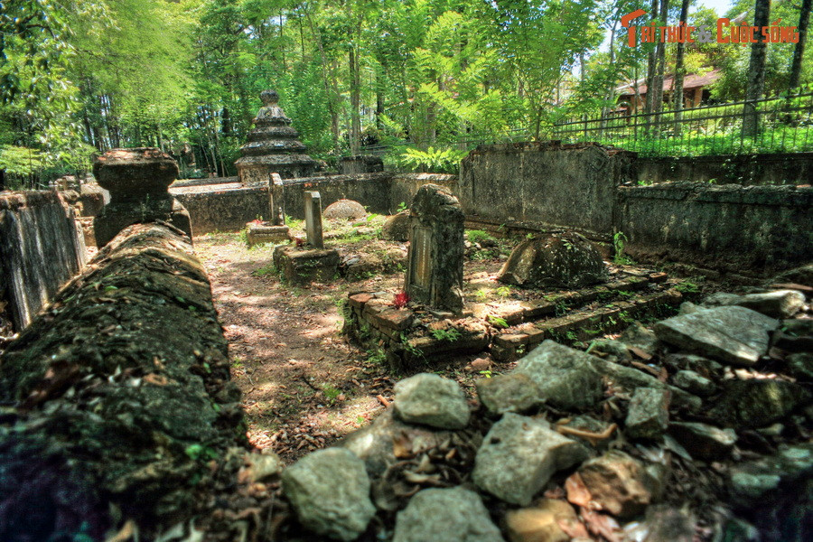 Bên ngoài khu nghĩa địa của các thái giám còn nhiều ngôi mộ của các cung tần, mỹ nữ từng sống trong cung đình nhà Nguyễn.