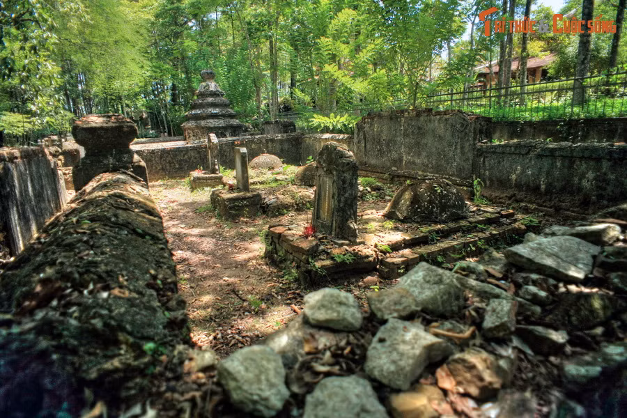 Bên ngoài khu nghĩa địa của các thái giám còn nhiều ngôi mộ của các cung tần, mỹ nữ từng sống trong cung đình nhà Nguyễn.