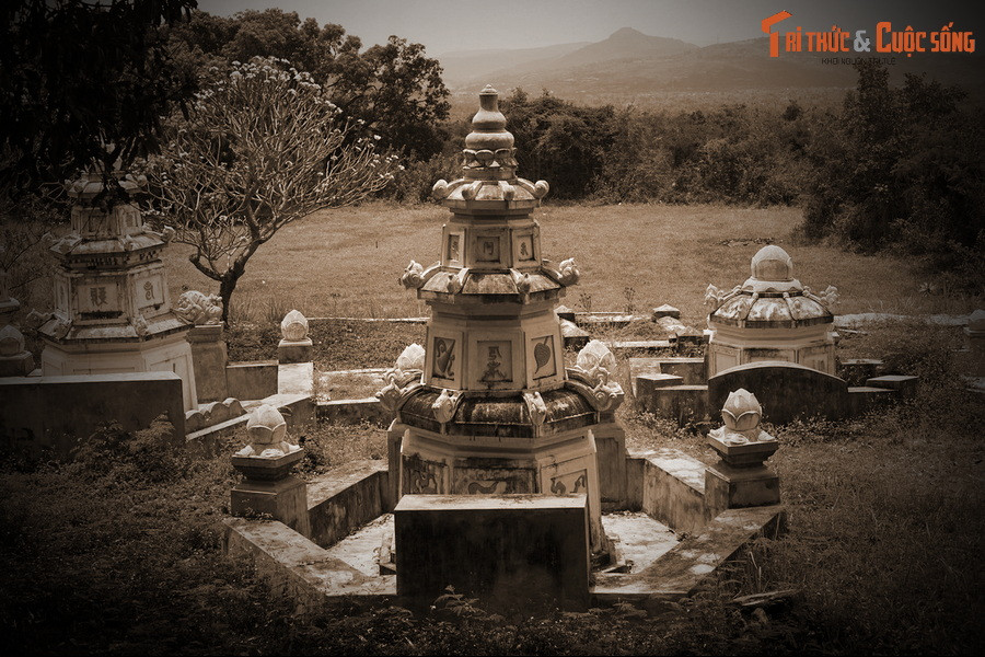 Sau gần hai năm kiên cường chiến đấu, cuộc khởi nghĩa bị dập tắt khi nguyên soái Lê Thành Phương trúng kế “điệu hổ ly sơn” của tên Việt gian Trần Bá Lộc, bị địch bắt và hành quyết. Dân gian kể rằng khi đầu ông vừa chạm đất, cũng là lúc Mặt Trời lên...