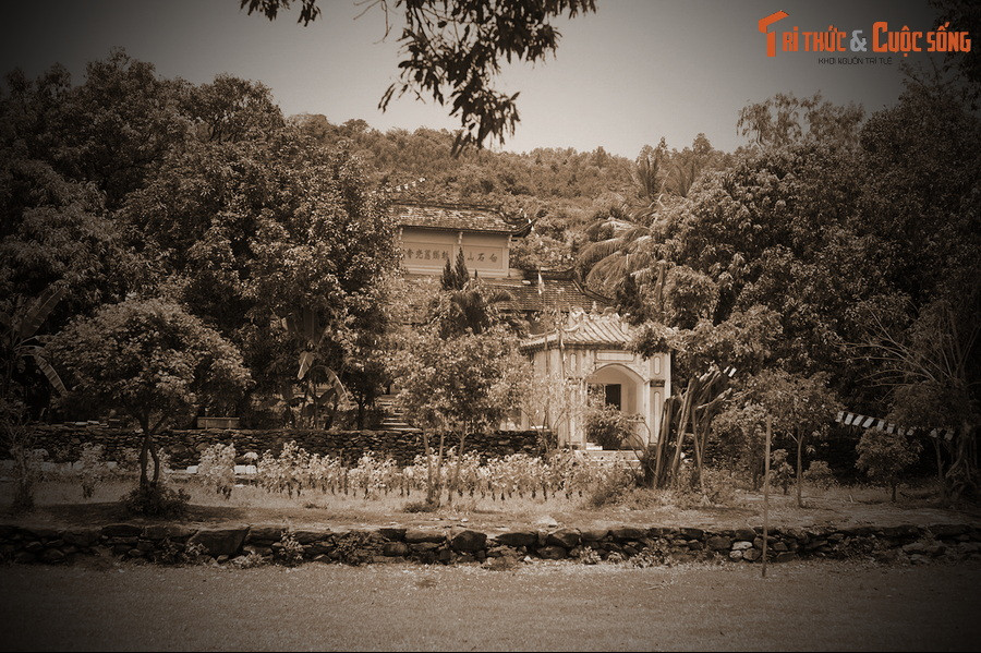 Giai thoại này gắn liền với hai câu chuyện lịch sử về cuộc chiến chống thực dân Pháp xâm lược của quân và dân Phú Yên thế kỷ 19. Câu chuyện đầu tiên có bối cảnh vào năm 1885, khi quan đại thần Tôn Thất Thuyết phò vua Hàm Nghi và xuống chiếu Cần Vương.