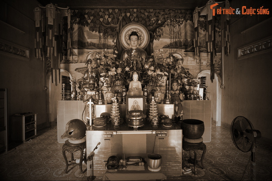 Sau Cần Vương, chùa Đá Trắng lại trở thành trung tâm một cuộc khởi nghĩa khác. Cuộc khởi nghĩa này gắn với tên tuổi Võ Trứ, một nho sĩ quê Bình Định, người từng giúp Mai Xuân Thưởng chống Pháp. Việc không thành, ông ẩn náu tại các ngôi chùa ở Phú Yên để chờ thời.