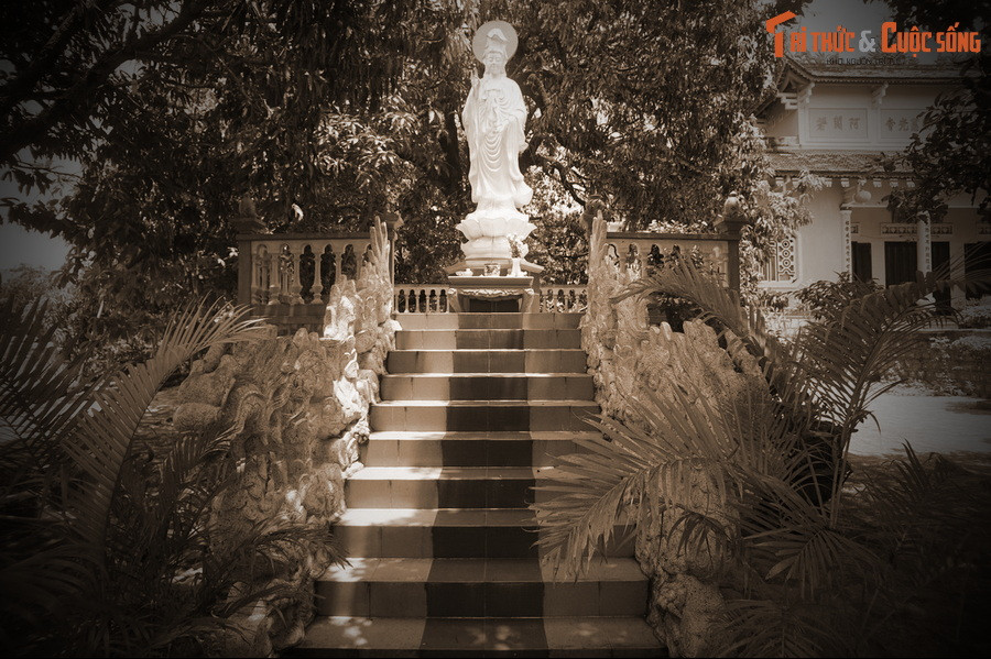 Họ bảo rằng hồn thiêng của những nghĩa sĩ đã hi sinh thân mình cho đất nước vẫn còn quanh quẩn trên núi chùa để phù hộ cho cuộc đấu tranh chính nghĩa đi đến thắng lợi cuối cùng...