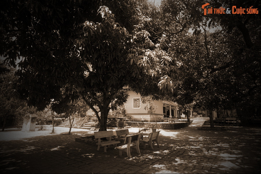 Sau hai cuộc khởi nghĩa bi tráng, người dân xung quanh chùa Đá Trắng và các vị sư ở đây nhận thấy một sự lạ: Vào đêm khuya, thường thấy một vị tướng cưỡi ngựa trắng phi ngang qua chùa trong tiếng gươm giáo và bước chân như quân ra trận.