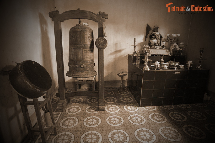 Năm 1898, vùng Phú Yên bị thiên tai mất mùa, nhân dân nhiều nơi oán thán vì đói kém mà vẫn bị sưu thuế cao. Rằm tháng 7 năm đó, tranh thủ lúc dân chúng, Phật tử về dự lễ Vu lan tại chùa Đá Trắng, Võ Trứ đã kêu gọi mọi người khởi sự giành lấy chính quyền.