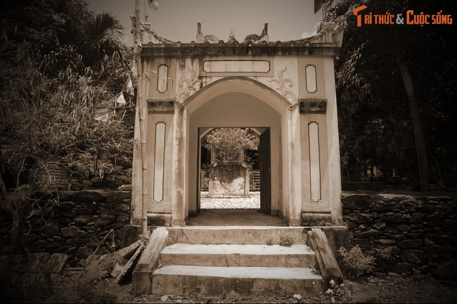 Căn cứ của nghĩa quân ở Phú Yên chính là chùa Đá Trắng. Một pháo đài được dựng trên ngọn núi nơi chùa tọa lạc, với hai khẩu thần công hướng ra vịnh Xuân Đài. Từ pháo đài này, các nghĩa sĩ đã ngăn được quân Pháp đổ bộ vào đất liền.