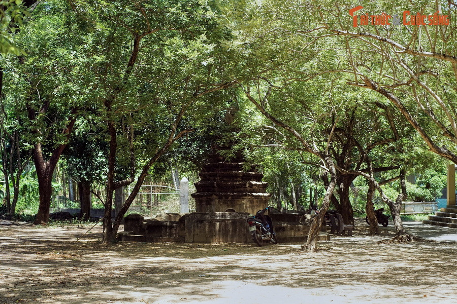 Rảo bước qua những tòa tháp rêu phong, trầm mặc, khách thập phương sẽ cảm nhận được sự an yên của chốn cửa Phật, tâm hồn như được gột rửa khỏi những phiền não của đời thường...