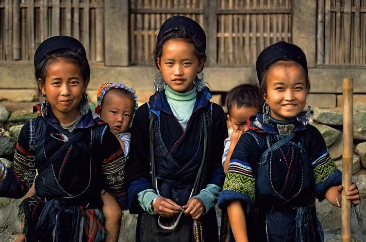 Các bé gái H'Mông Đen ở bản Tả Van, Sa Pa.