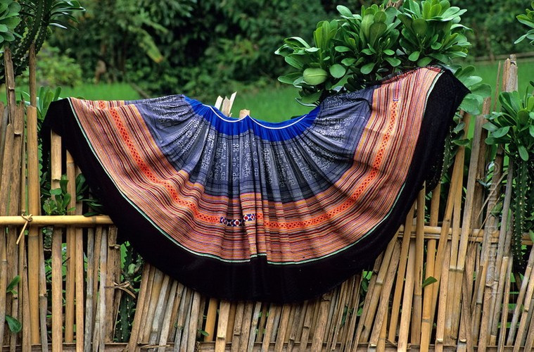 Một chiếc váy rực rỡ sắc màu của phụ nữ H'Mông phơi trên hàng rào tại một bản cạnh sông Chảy, Yên Bái.