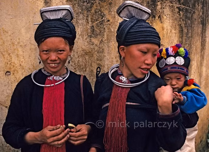 Phụ nữ người Dao Đen ở Tam Đường, Lai Châu, để kiểu tóc cuộn rất cầu kỳ, được trang trí bằng một chiếc trâm cài tóc gắn khung lớn bằng bạc. Trên mũ trẻ em gắn các đồng xu, được tin rằng có khả năng xua đuổi tà ma.
