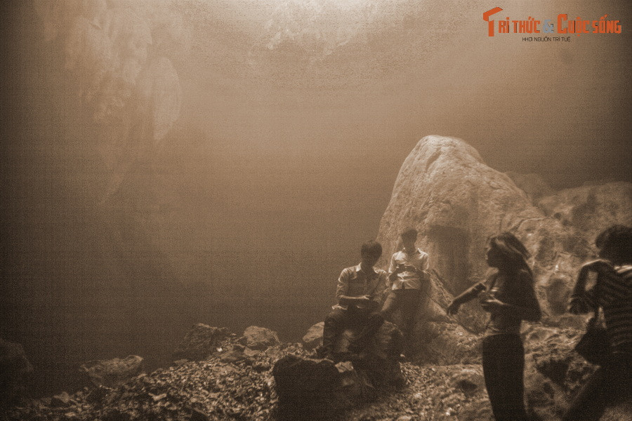 Khi vợ vị quan Sùng Hiền - em của vua - trở dạ, Từ Đạo Hạnh vào hang đá chùa Thầy đập đầu để tự hóa kiếp cho mình. Ngày nay, sau hang vẫn còn vết bàn chân với vết đập đầu của ông.