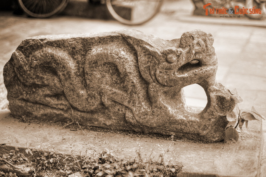 Bấy giờ, vua Lý Nhân Tông muốn có con nối ngôi, lập đàn cầu tự suốt ba năm liền. Người dân đồn rằng ở bãi biển Thanh Hoa có đứa bé lên ba tuổi rất tài giỏi, chuyện gì cũng biết. Vua ngỏ ý muốn đưa nó về làm con nuôi.