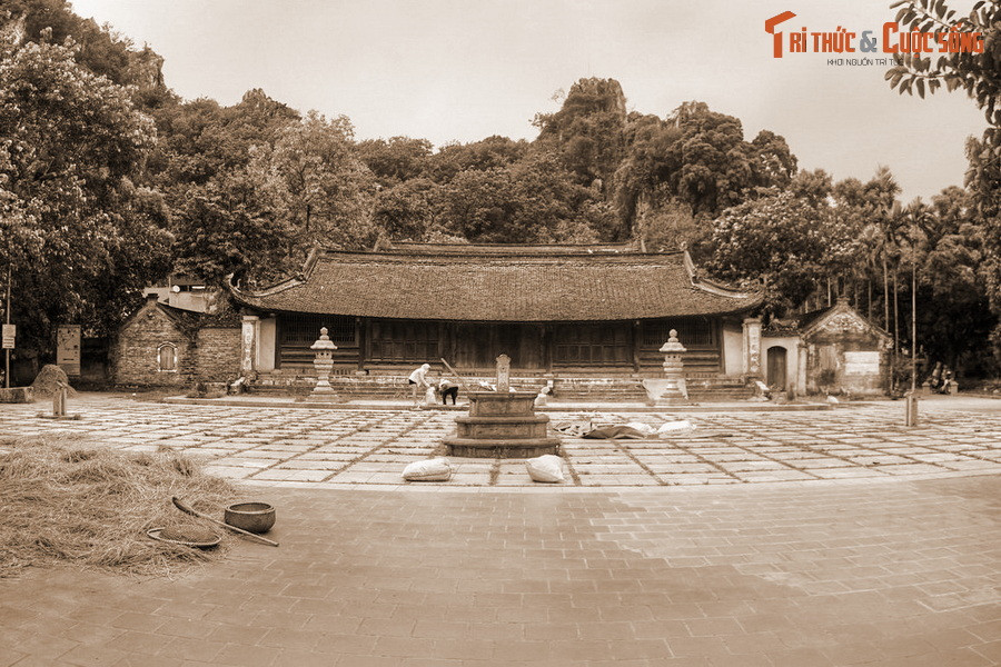 Tương truyền, vào đời vua Lý Nhân Tông, có ông Từ Vinh làm quan Đô án, thường lấy phép thuật trêu ghẹo mọi người. Quan Thành hầu tức mình, mượn pháp sư Đại Điên làm phép giết chết, vứt xác xuống sông Tô Lịch.