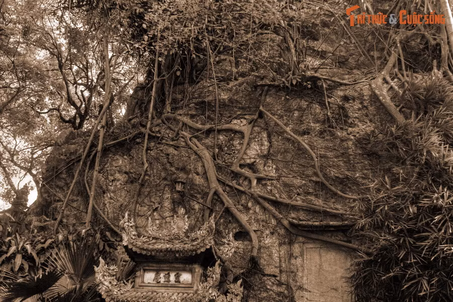 Khi nhà vua mất, núi Sài Sơn – nơi chùa Thầy tọa lạc - tự nhiên có khí thiêng bốc lên, ai thấy cũng kinh hãi. Chuyện đến tai vua Lý Anh Tông (con vua Lý Thần Tông), nhà vua vội sai đại thần đến làm lễ tế, tôn phong Từ Đạo Hạnh làm “Thượng Đẳng Tối Linh Thần”.