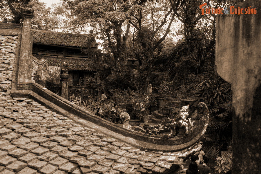 Từ Đạo Hạnh biết đứa bé đó là pháp sư Đại Điên hiện thân để trả thù mình nên nhờ chị gái mang bùa đến yểm, khiến đứa bé chết yểu. Nhà vua truy ra chuyện này, liền cho giam lỏng Từ Đạo Hạnh ở chùa Thầy. Ông bèn nghĩ kế đầu thai để thoát nạn.