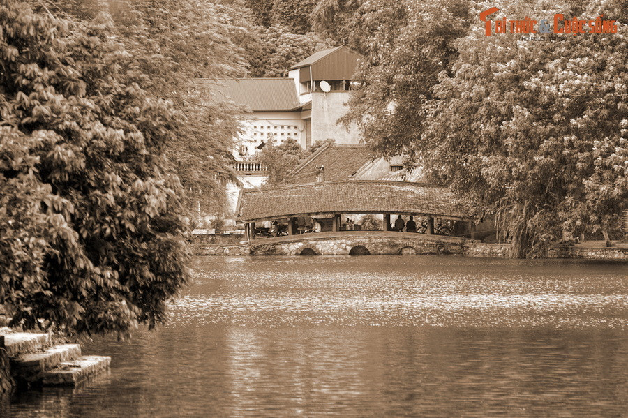 Sau vài năm thì Từ Đạo Hạnh học được đủ phép. Ông phù phép vào gậy sắt, rồi thả xuống sông Yên Quyết, trôi ngược đến nhà Đại Điên. Đại Điên nghe nói có hiện tượng gậy sắt trôi ngược dòng kỳ lạ, ra xem thì bị cái gậy ấy bật lên đánh chết.