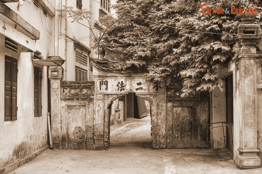 Lý Thần Tông ở ngôi được mấy năm thời phải bệnh, mình mẩy mọc lông lá, tiếng kêu gầm như hổ. Các thầy phù thủy, thầy thuốc không có phép nào chữa khỏi. Nhà vua sống thêm được hai năm thì băng hà vào năm 1138, hưởng dương 23 tuổi.