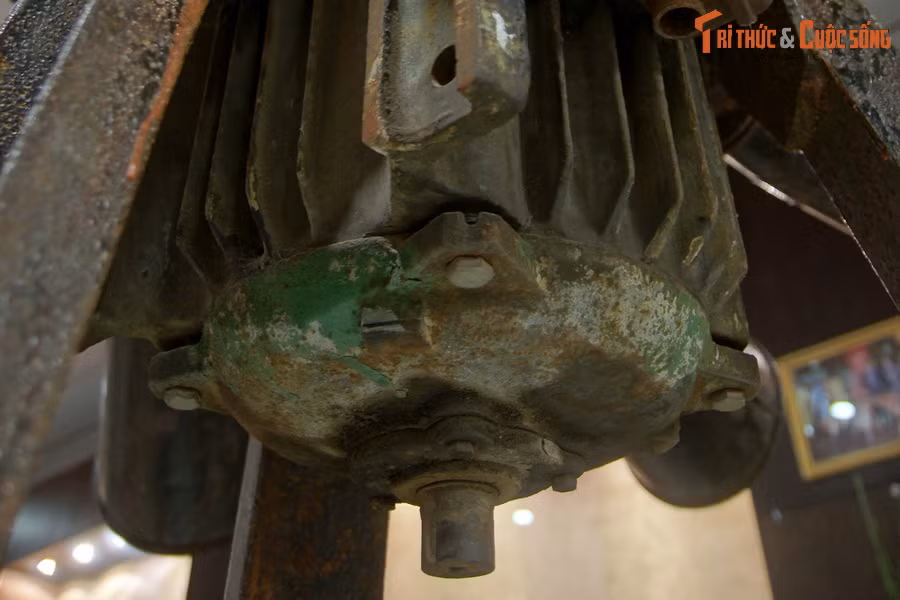 Dưới loa có gắn mô-tơ, khi hoạt động sẽ làm quay trục cùng hệ thống loa và phát ra âm thanh lớn, bao phủ một vùng có bán kính khoảng 5 km. Giàn loa được đặt trên ba chân bằng thép chữ U chắc chắn, cao 56 cm.