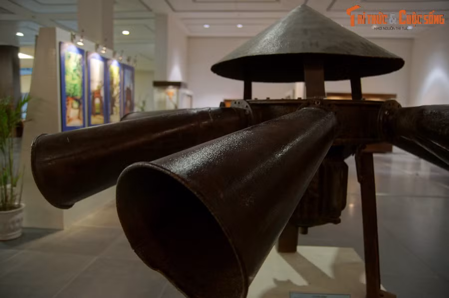 Ngược dòng lịch sử, trong giai đoạn đế quốc Mỹ đánh phá miền Bắc, Hà Nội có hệ thống còi điện báo động phòng không được thiết lập khắp thành phố cùng hệ thống loa lớn, nhỏ giúp cho việc báo động được kịp thời.