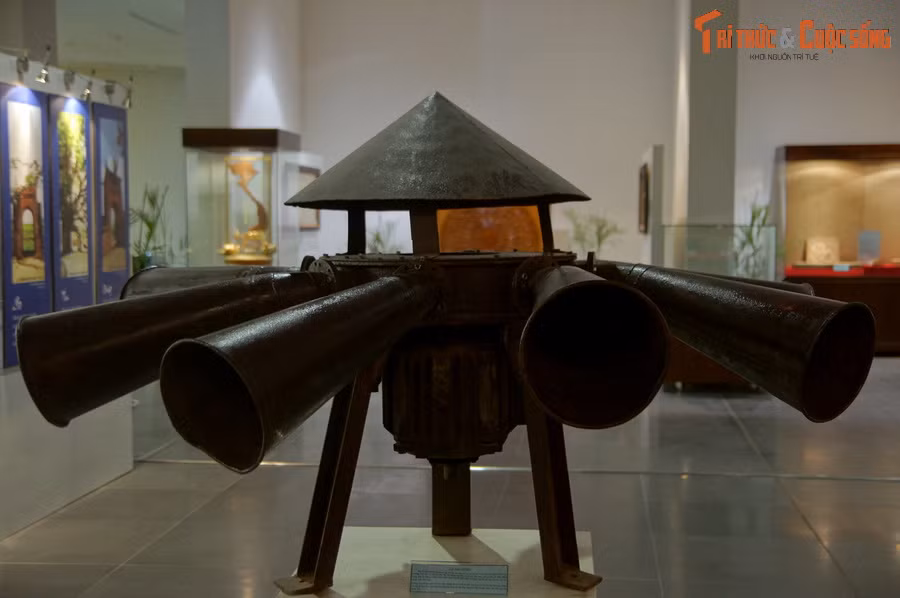 Đó là chiếc còi báo động công suất lớn gồm 8 loa, do Nhà máy Cơ khí Hà Nội sản xuất và từng được đặt trên nóc Nhà máy, có chức năng báo động cho Nhân dân, công nhân trú ẩn an toàn, lực lượng chiến đấu vào vị trí sẵn sàng tác chiến trong giai đoạn khói lửa của Thủ đô Hà Nội.