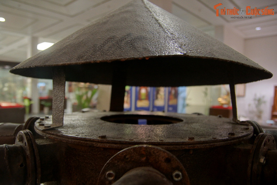 Khi có tín hiệu máy bay Mỹ sắp đến, người chỉ huy sẽ có nhiệm vụ bấm nút còi từ hầm Bộ Tổng tham mưu, lập tức chiếc còi trung tâm sẽ rú vang, sau khi nhận được tín hiệu 15 chiếc còi còn lại sẽ đồng loạt rú vang theo.