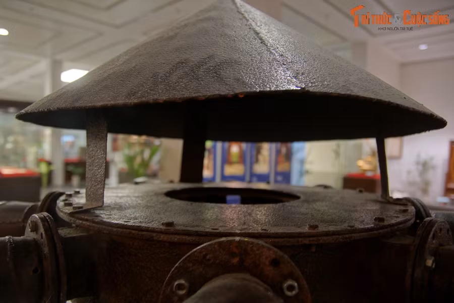 Khi có tín hiệu máy bay Mỹ sắp đến, người chỉ huy sẽ có nhiệm vụ bấm nút còi từ hầm Bộ Tổng tham mưu, lập tức chiếc còi trung tâm sẽ rú vang, sau khi nhận được tín hiệu 15 chiếc còi còn lại sẽ đồng loạt rú vang theo.