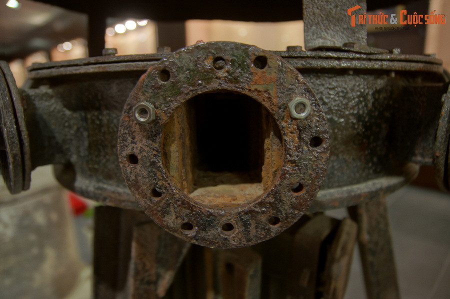 Chiếc còi trưng bày ở Bảo tàng Hà Nội chính là 1 trong số 15 chiếc còi đã góp phần bảo vệ quân dân Hà Nội trước những trận bom tàn khốc. Sau chiến tranh, cuộc sống trở lại bình thường, chiếc còi này được dùng để báo giờ tan ca của công nhân nhà máy.