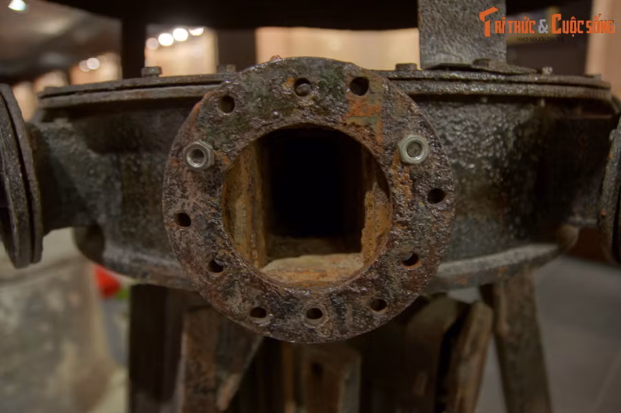 Chiếc còi trưng bày ở Bảo tàng Hà Nội chính là 1 trong số 15 chiếc còi đã góp phần bảo vệ quân dân Hà Nội trước những trận bom tàn khốc. Sau chiến tranh, cuộc sống trở lại bình thường, chiếc còi này được dùng để báo giờ tan ca của công nhân nhà máy.