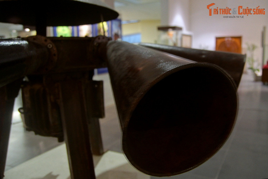 Chiếc còi có kích thước lớn, chiều cao 1,12 mét, đường kính 1,82 mét với 8 loa chĩa về 8 hướng. Các loa có hình phễu, mỗi loa dài 65 cm, đường kính loa 26 cm, được xoay xung quanh trục cố định, có rãnh thông khí. Ở phần trên cùng có nắp hình nón cao 45 cm, đường kính 70 cm.