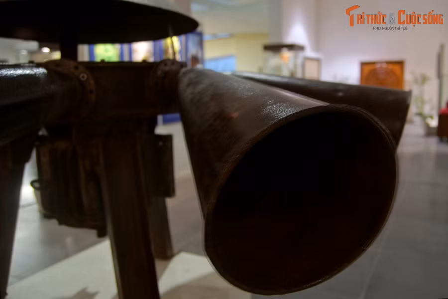 Chiếc còi có kích thước lớn, chiều cao 1,12 mét, đường kính 1,82 mét với 8 loa chĩa về 8 hướng. Các loa có hình phễu, mỗi loa dài 65 cm, đường kính loa 26 cm, được xoay xung quanh trục cố định, có rãnh thông khí. Ở phần trên cùng có nắp hình nón cao 45 cm, đường kính 70 cm.