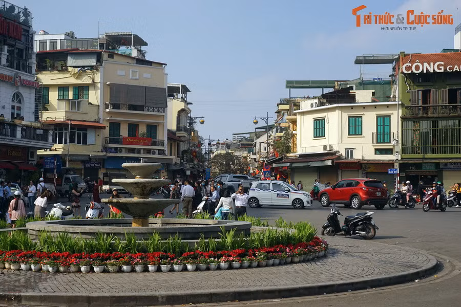 Người dân Hà Nội xưa thường gọi đây là đài phun nước Long Vân, vì hiệu kem Long Vân nổi tiếng nằm ngay cạnh đó. Ngày nay hiệu kem này chỉ còn trong trí nhớ của một số người cao tuổi ở Hà thành.