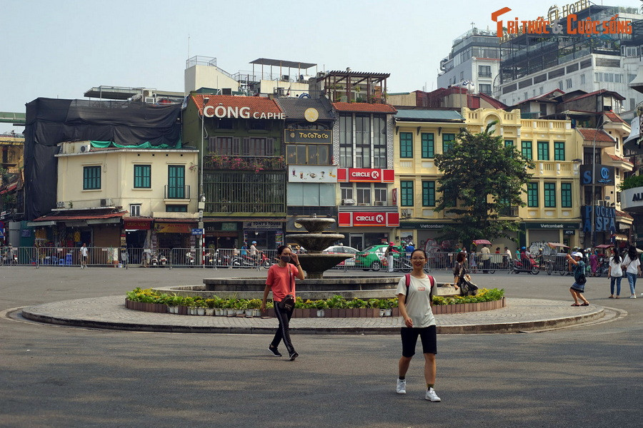 Ngược dòng thời gian, vào đầu thế kỷ 20, vị trí này là điểm giao nhau của các tuyến tàu điện đi về ba hướng khác nhau của thành phố Hà Nội.