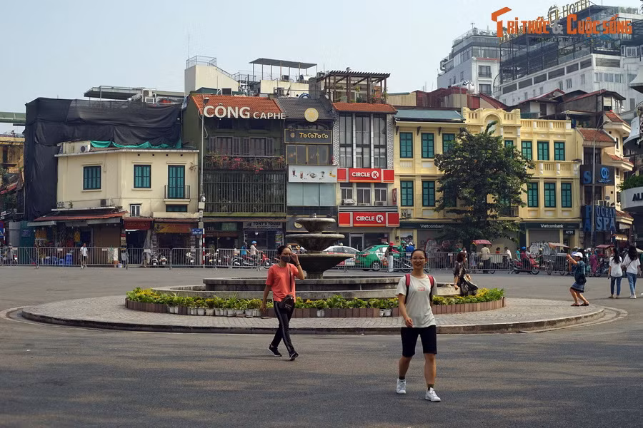 Ngược dòng thời gian, vào đầu thế kỷ 20, vị trí này là điểm giao nhau của các tuyến tàu điện đi về ba hướng khác nhau của thành phố Hà Nội.