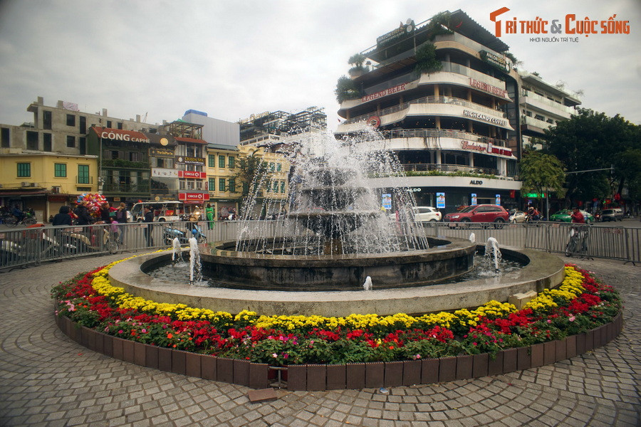 Đến thập niên 1990, chính quyền thành phố tiến hành tu sửa, dựng thêm rào chắn cố định quanh đài phun nước.