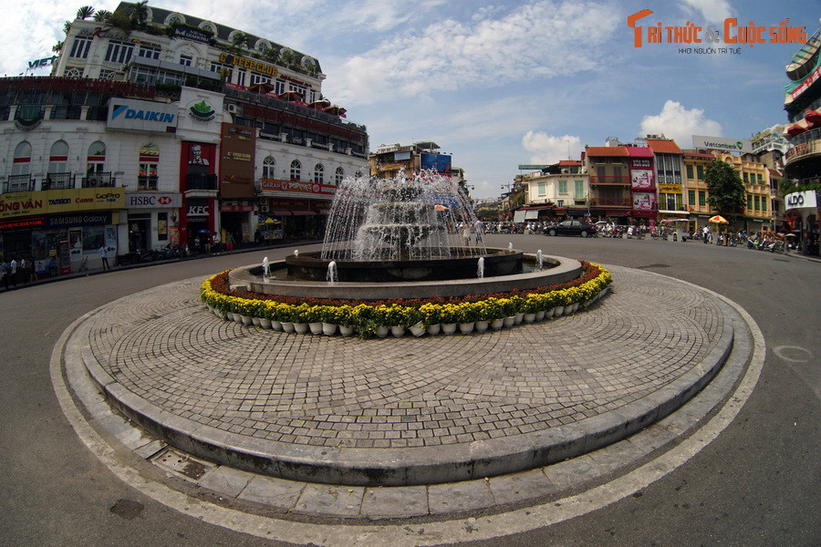 Nhận thấy sự bất cập về giao thông, người Pháp đã cho quy hoạch quảng trường và đến năm 1954, một đài phun nước - có vai trò như vòng xoay điều tiết giao thông - đã được xây dựng tại đây.