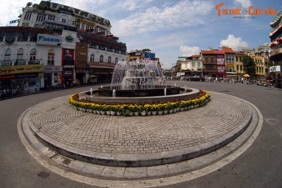 Nhận thấy sự bất cập về giao thông, người Pháp đã cho quy hoạch quảng trường và đến năm 1954, một đài phun nước - có vai trò như vòng xoay điều tiết giao thông - đã được xây dựng tại đây.