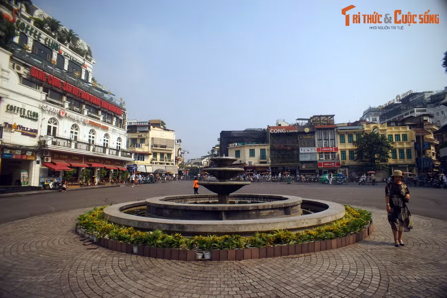 Ở trung tâm của quảng trường này có một đài phun nước đã gắn với ký ức của người Hà Nội nhiều thế hệ. Công trình ẩn chứa nhiều câu chuyện lịch sử mà ngày nay không nhiều người còn nhớ.