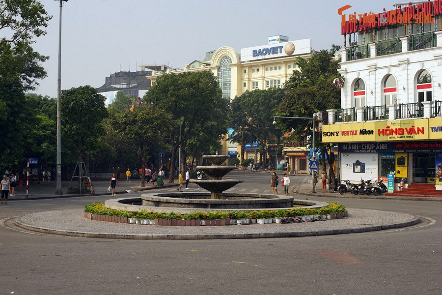 Vào những năm 1960-1970, đài phun nước Long Vân từng được lấp đất trồng cây, xây lại bệ bằng bê-tông và đặt lên đó một cột đồng hồ (ngày nay đang yên vị tại vòng xuyến đầu cầu Chương Dương).