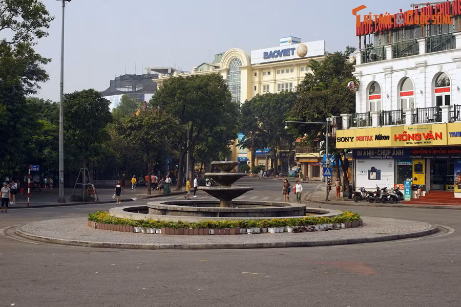 Vào những năm 1960-1970, đài phun nước Long Vân từng được lấp đất trồng cây, xây lại bệ bằng bê-tông và đặt lên đó một cột đồng hồ (ngày nay đang yên vị tại vòng xuyến đầu cầu Chương Dương).