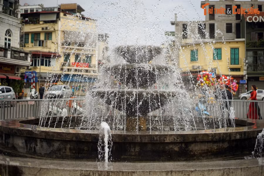 Công trình ban đầu khá đơn giản, gồm một bể nước hình tròn, ở giữa có đài phun nước bằng đá, hình thù như một cái đĩa đặt trên bệ hình trụ tròn. Sau này có hai “cái đĩa” nhỏ hơn được xây thêm lên trên, khiến đài phun nước có ba tầng như hiện tại.