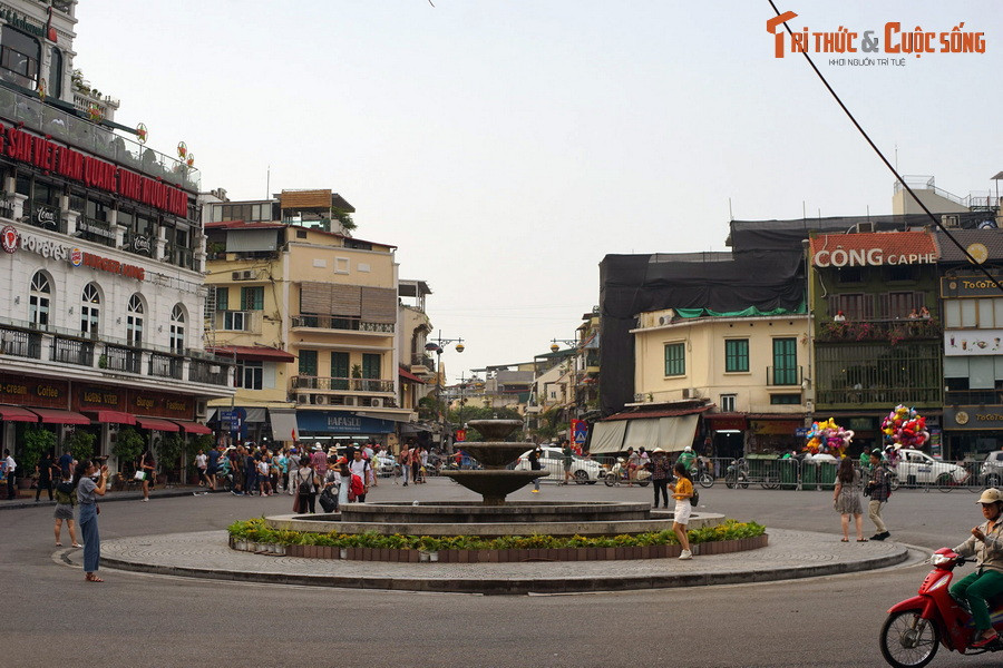 Có ý kiến cho rằng, đài phun nước Long Vân có vai trò như một "cột mốc Km 0" của Thủ đô Hà Nội – nghĩa là công trình nằm ở vị trí “trung tâm nhất” của thành phố.