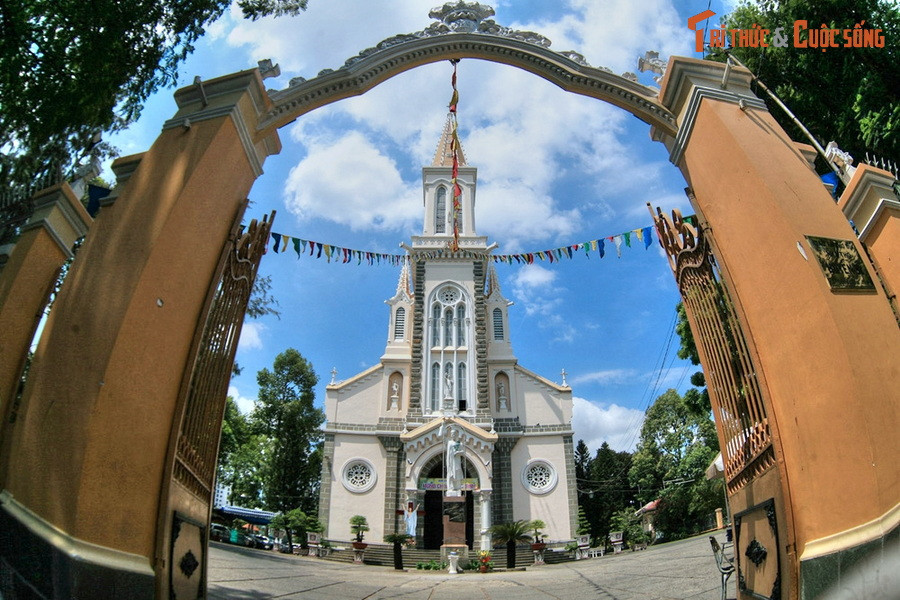  9. Nhà thờ Huyện Sỹ. Nằm tại góc Nguyễn Trãi – Tôn Thất Tùng ở quận 1, nhà thờ Huyện Sỹ do ông bà Lê Phát Ðạt, tức Huyện Sỹ – người giàu nhất Sài Gòn thời bấy giờ, hiến đất và xuất 1/7 gia tài để xây dựng. Công trình được xây từ năm 1902–1905, mang phong cách kiến trúc Gothic.